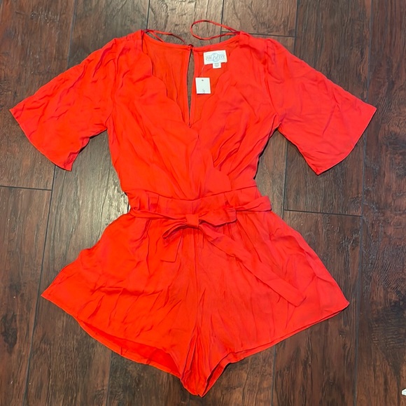 🌸 NWT Jun & Ivy romper. Cute scalloped v neck with tie. - Picture 4 of 8